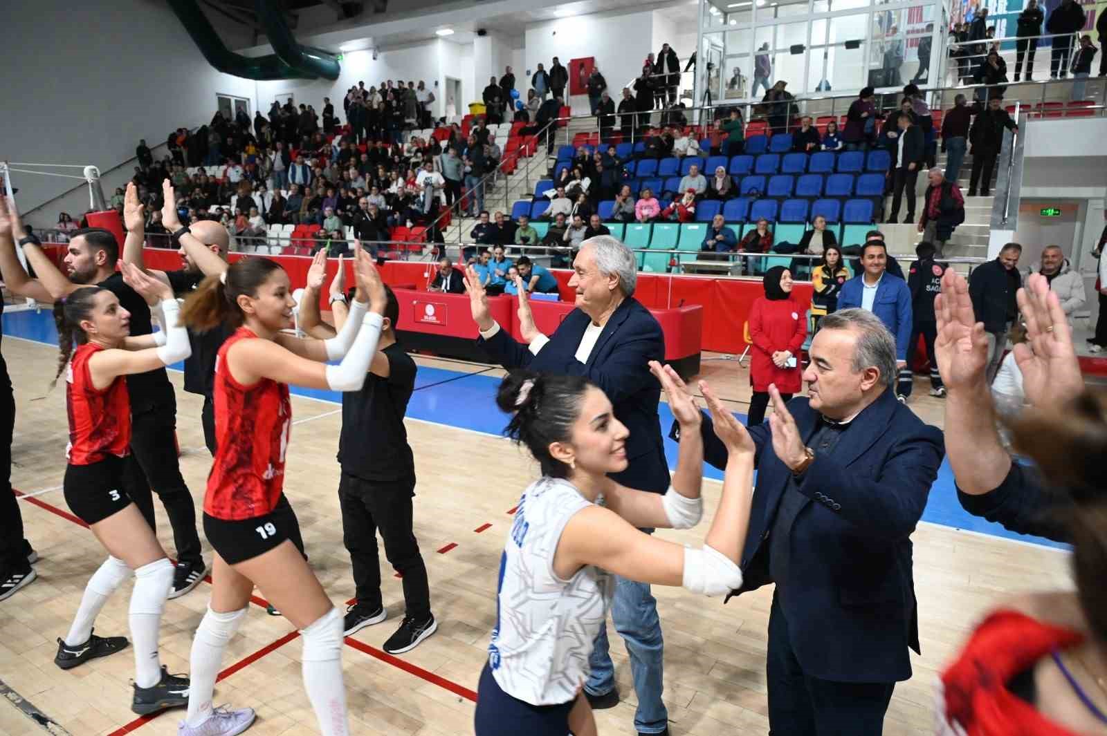 Boz&uuml;y&uuml;k Belediyesi Eğitim ve Spor Kul&uuml;b&uuml; set vermedi
