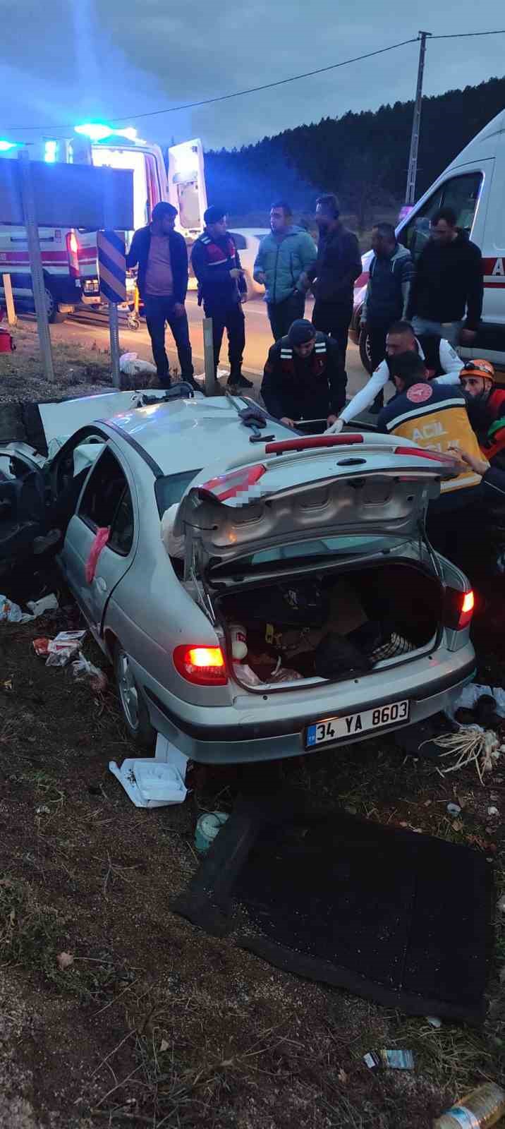 Karab&uuml;k&rsquo;te kanala d&uuml;şen otomobil duvara &ccedil;arptı: 1 &ouml;l&uuml;, 3 yaralı
