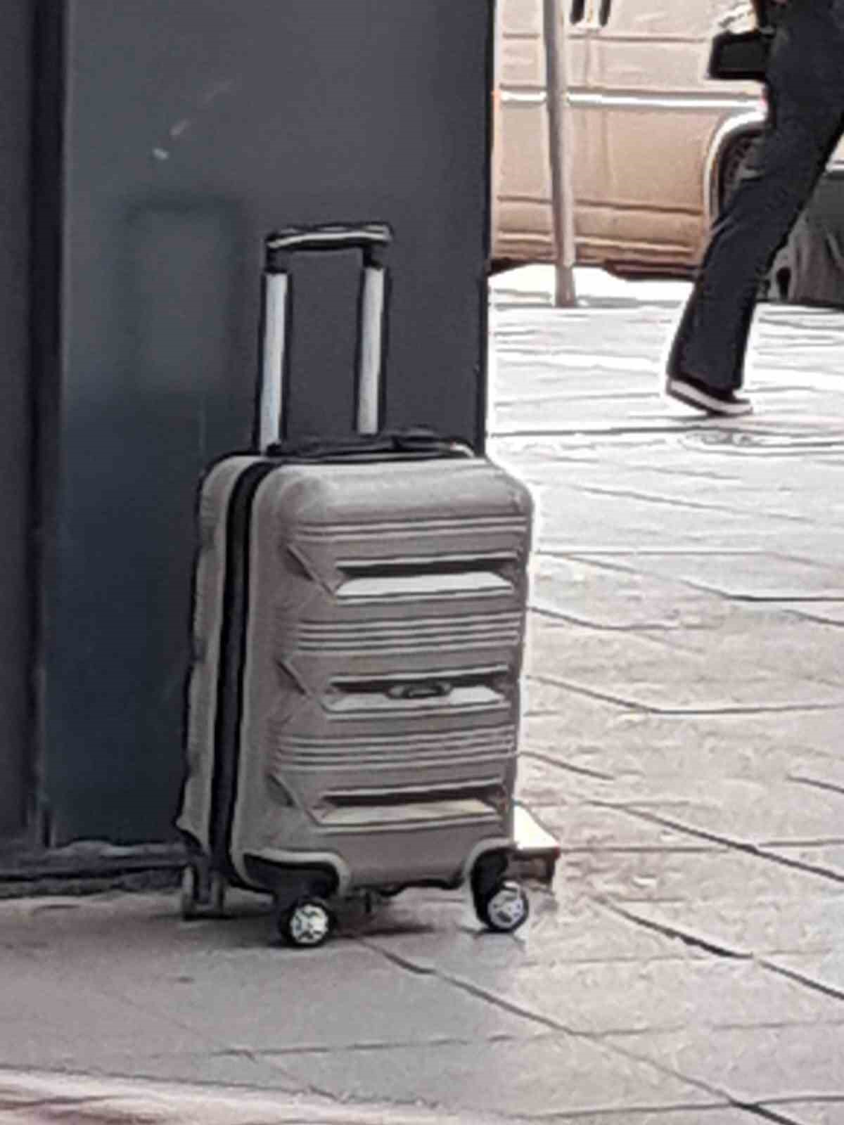 Caddeki ş&uuml;pheli valiz paniğe neden oldu
