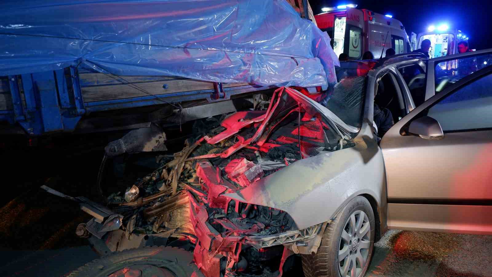 Ara&ccedil;ta sıkışan s&uuml;r&uuml;c&uuml; hayatını kaybetti, eşini kurtarmak i&ccedil;in ise ekipler zamanla yarıştı
