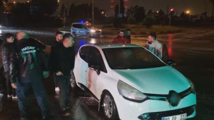 Hatay’da yağış etkili oldu: Göle dönen alt geçitte araçlar mahsur kaldı
