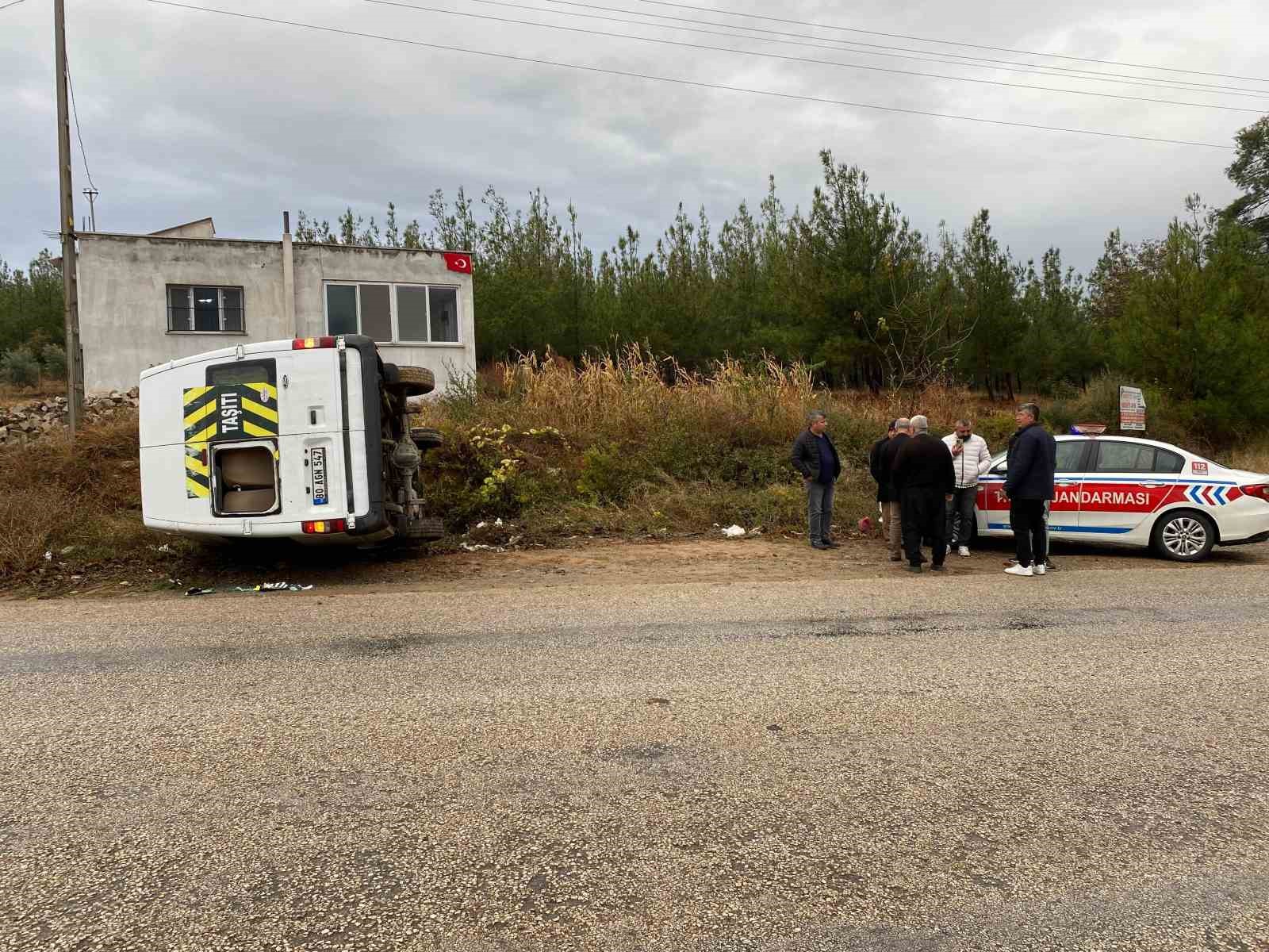 Öğrenci servisi takla attı: 2 yaralı
