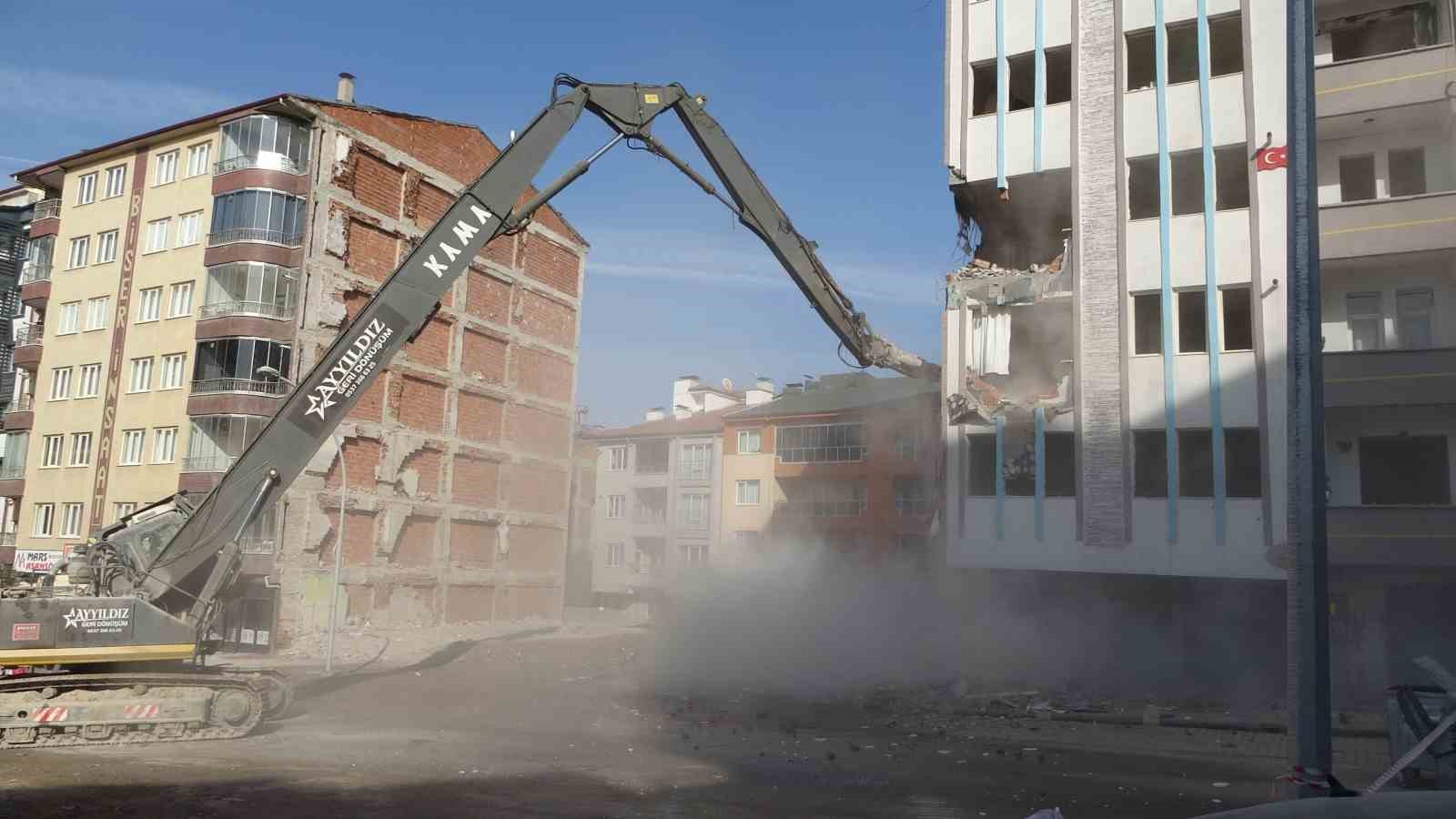 Malatya’da ağır hasarlı binaların yıkımlarında sona doğru
