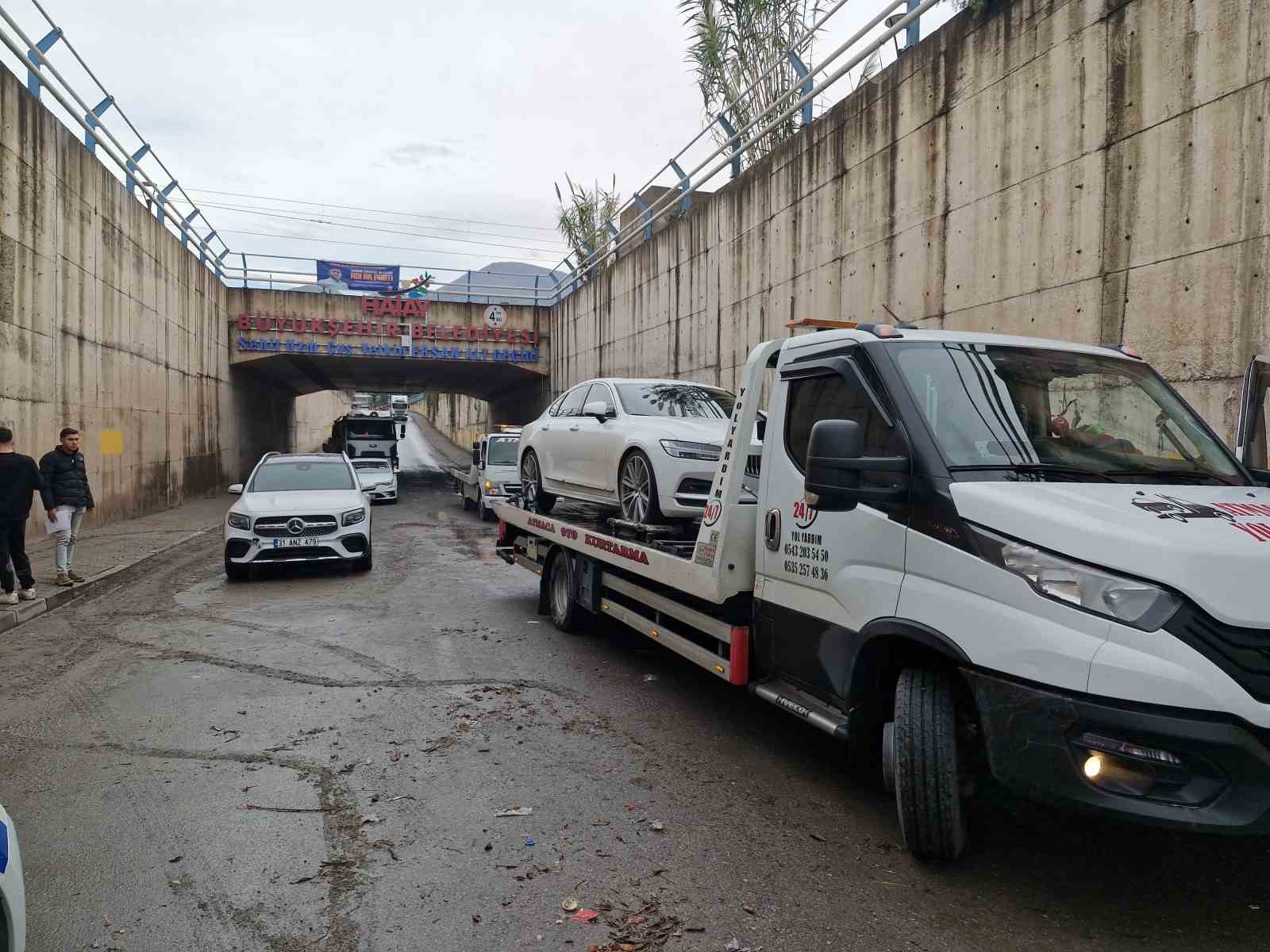 Göle dönen alt geçitte mahsur kalan 2 araç suyun çekilmesiyle kurtarıldı
