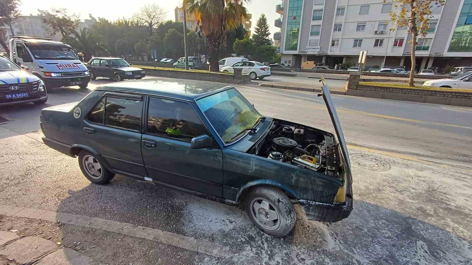 Seyir halindeki otomobildeki yangını itfaiye ekipleri söndürdü