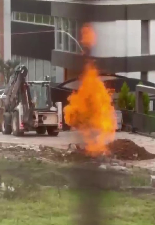 İş makinesi doğal gaz borusuna zarar verdi: Yükselen alevler korkuttu
