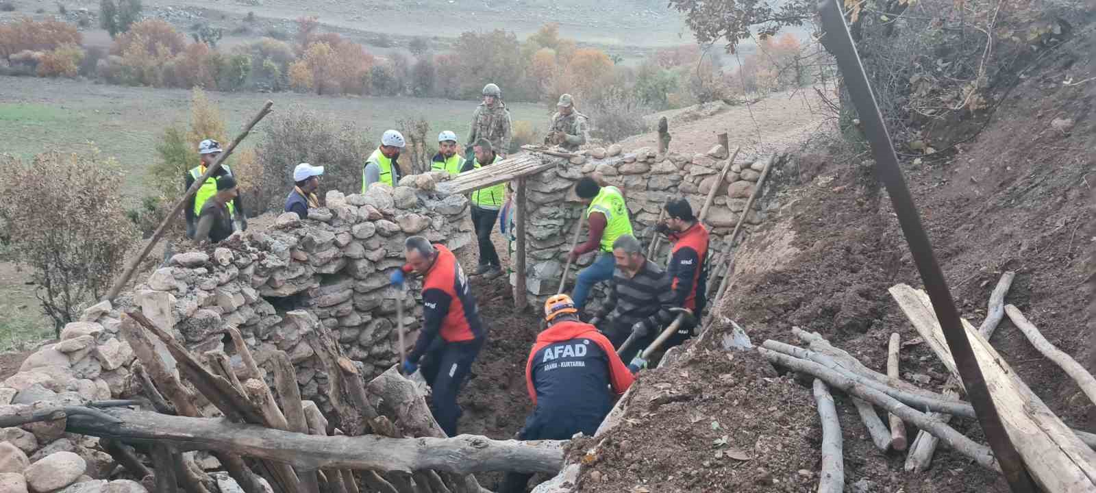 Siirt’te ahırın tavanı çöktü, 3 küçükbaş telef oldu