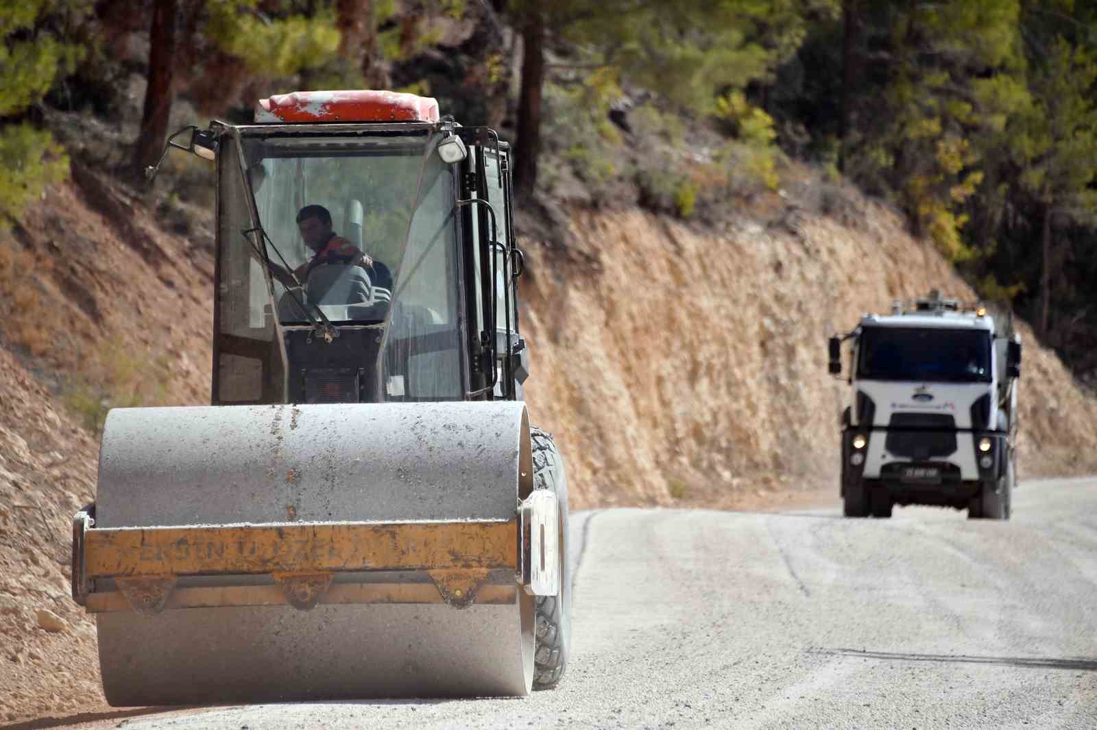 Kırsal mahallelerde yol genişletme çalışmaları sürüyor
