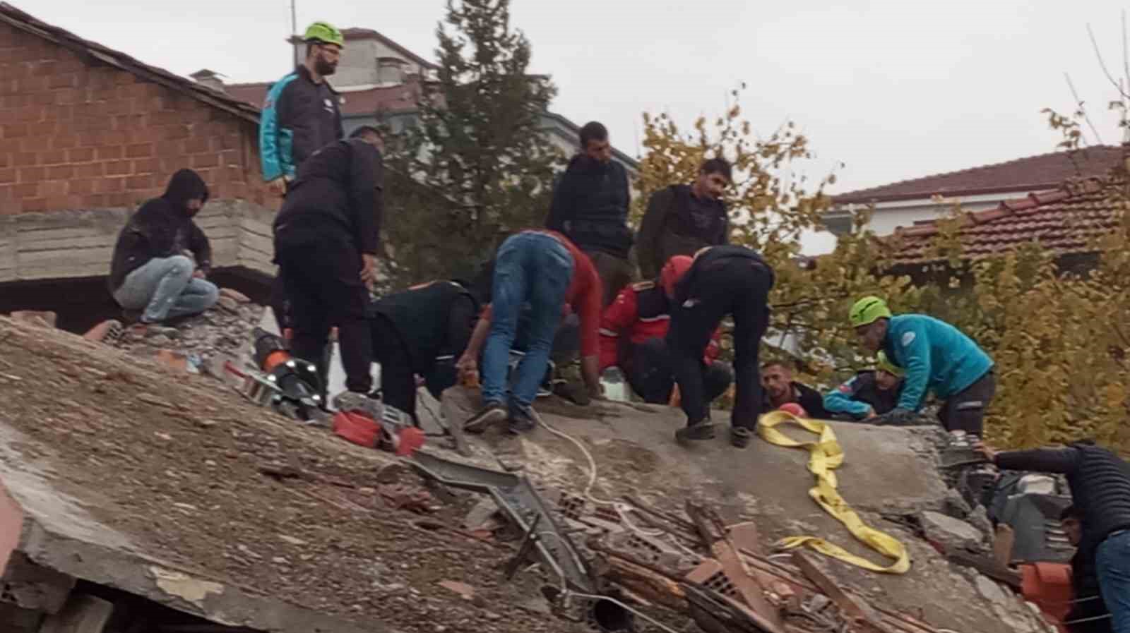 Enkaz altında kalan kepçe operatörünü kurtarma çalışmaları devam ediyor
