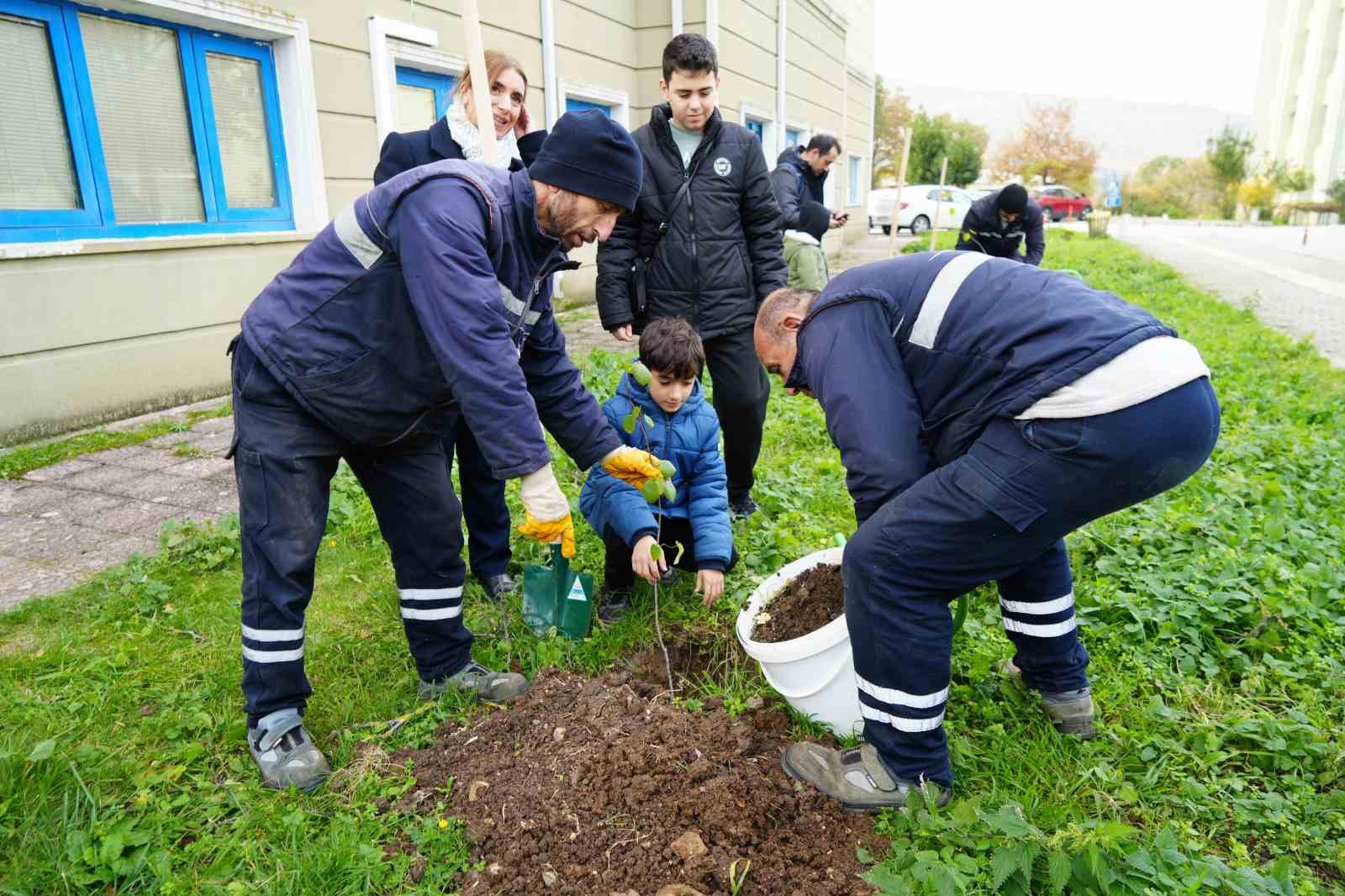 Diyabetli çocuklar, ’Diyabet Ormanı’na fidan dikti
