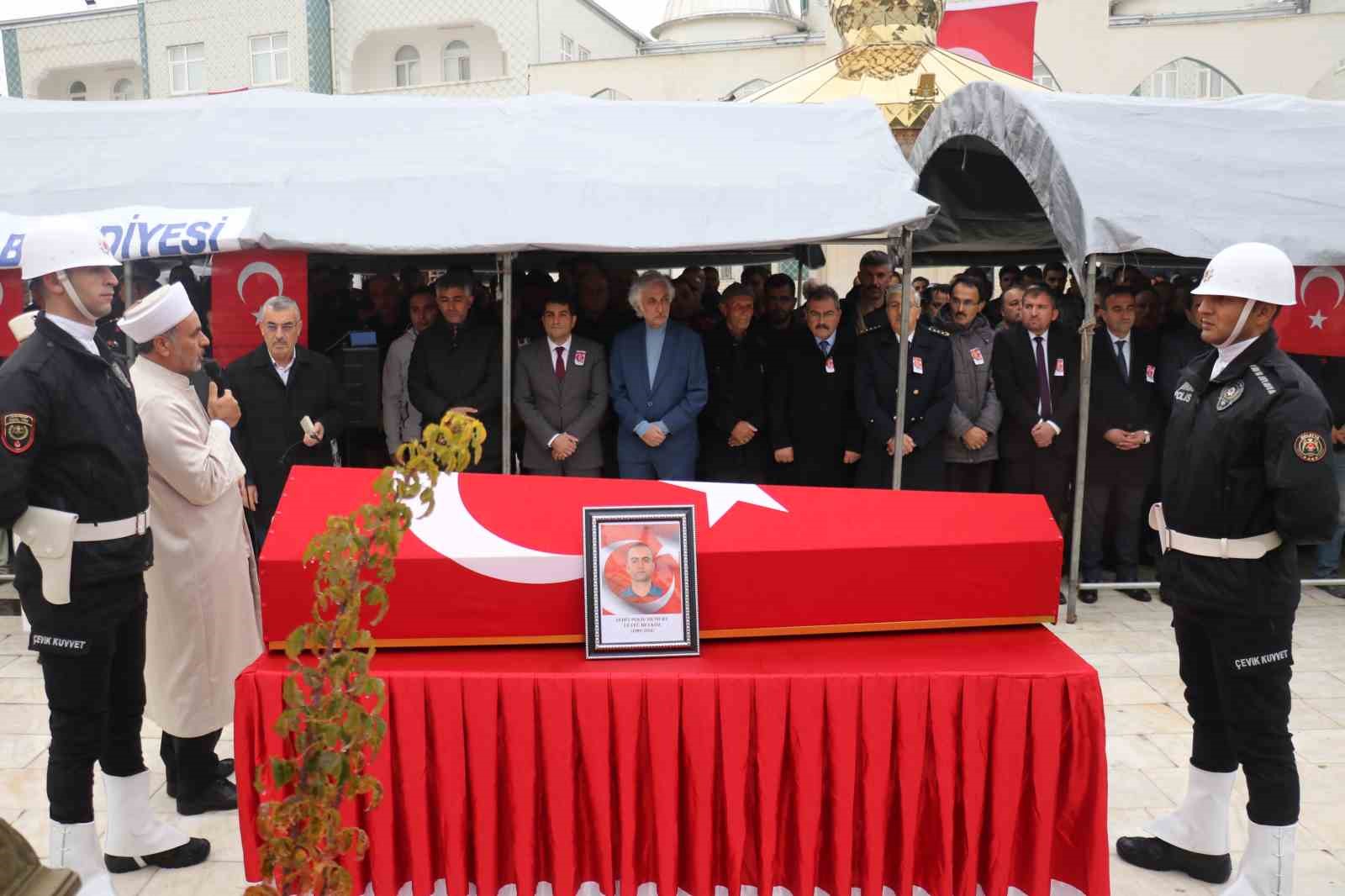 Trafik kazasına müdahale ederken şehit olan polis memuru son yolculuğuna uğurlandı