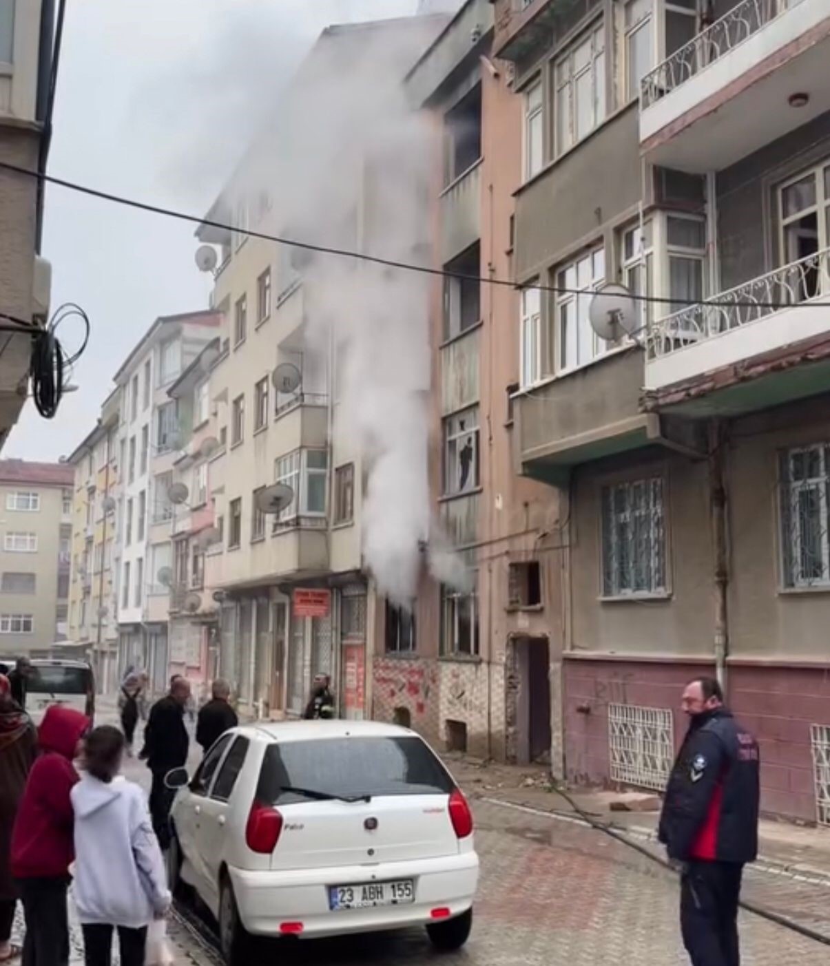 Elazığ’da metruk binada yangın