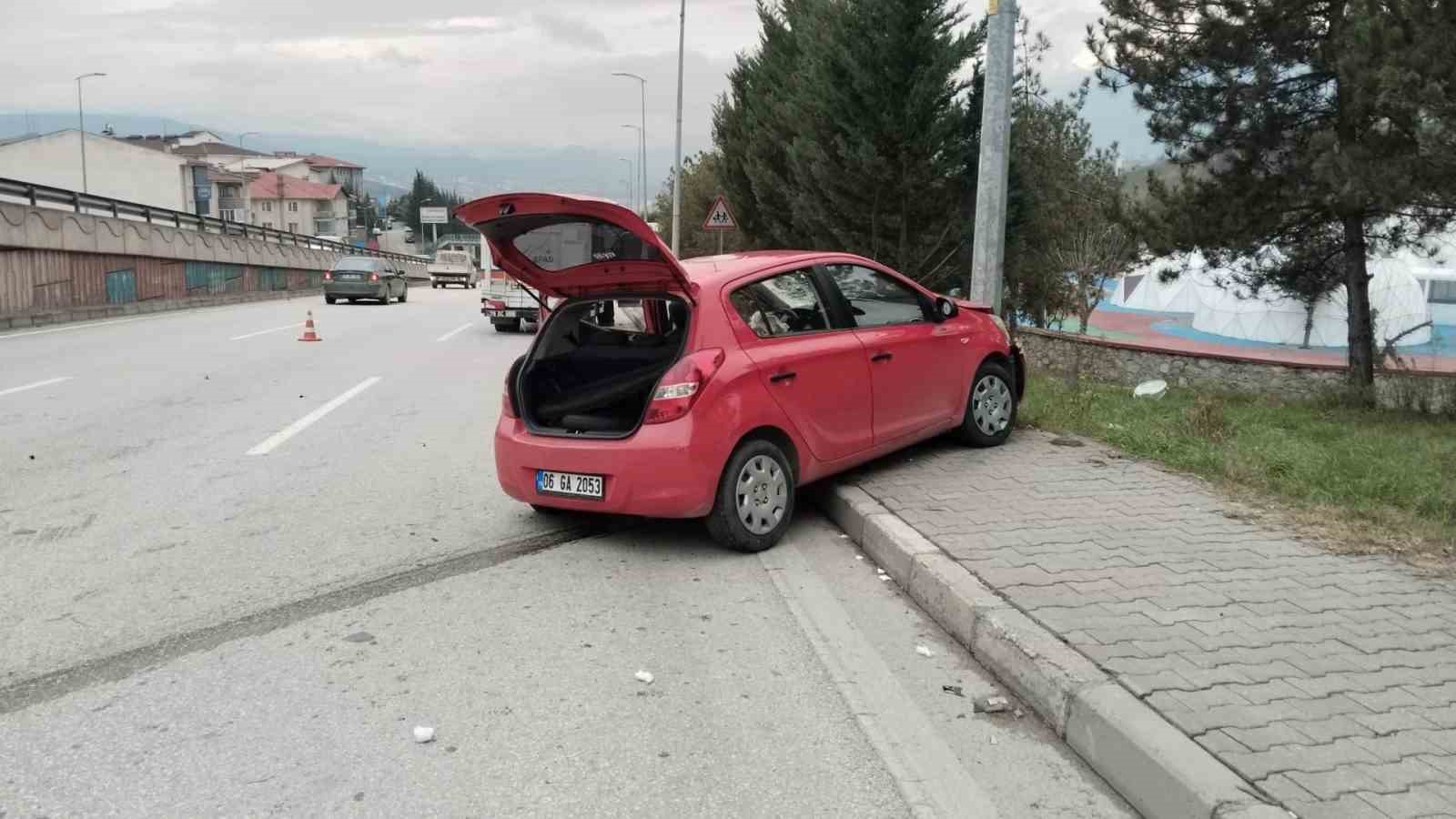 Karabük’te otomobil aydınlatma direğine çarptı: 1’i ağır 3 yaralı