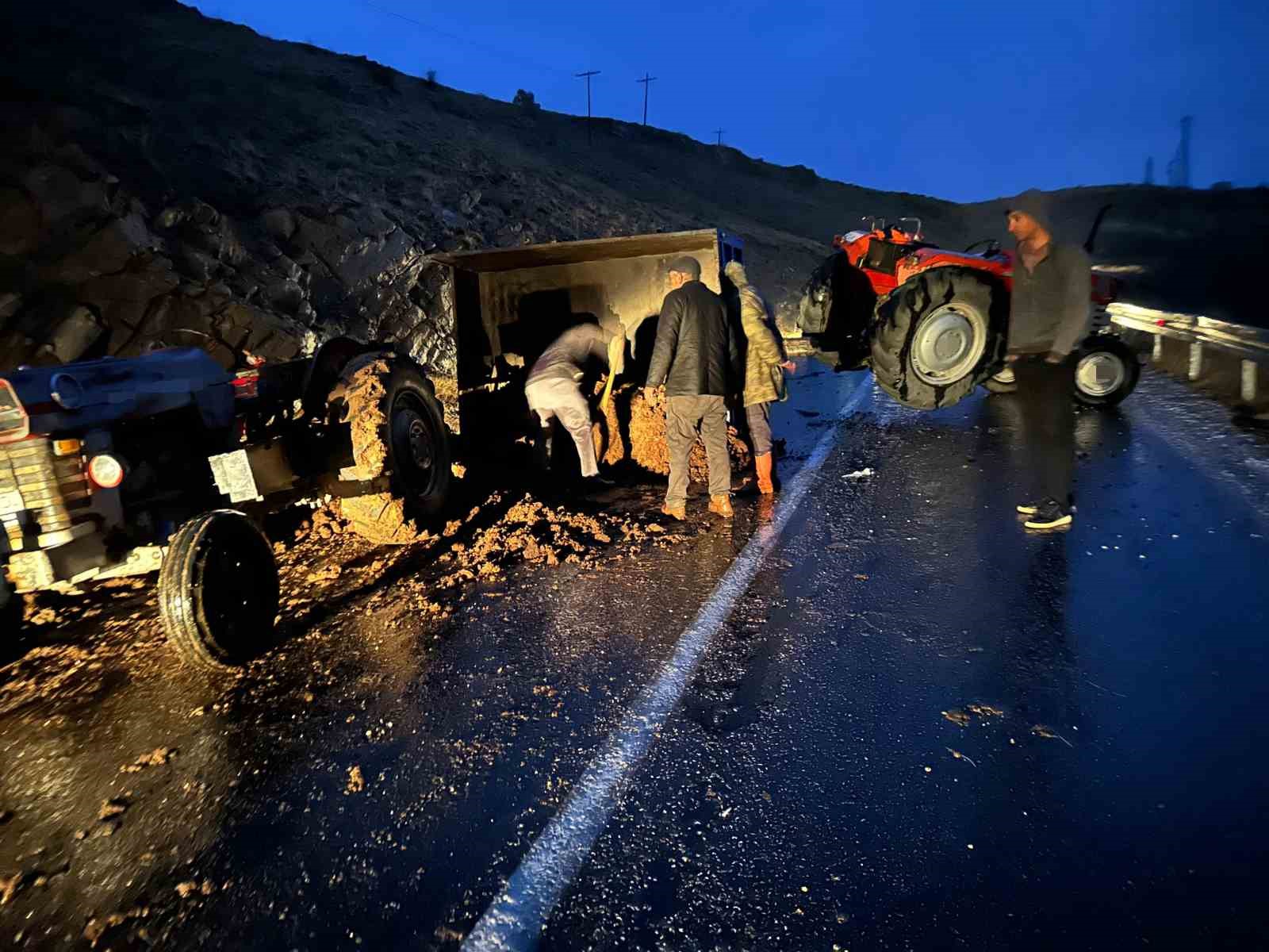 Elazığ’da hayvan gübresi yüklü traktör devrildi