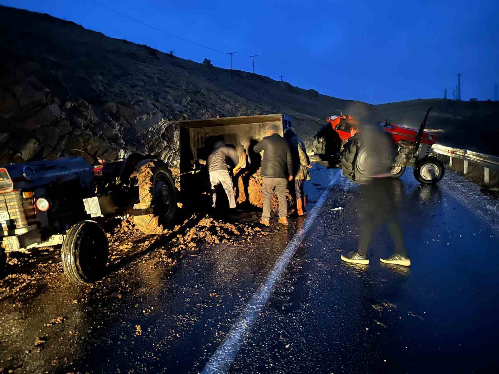 Elazığ’da hayvan gübresi yüklü traktör devrildi
