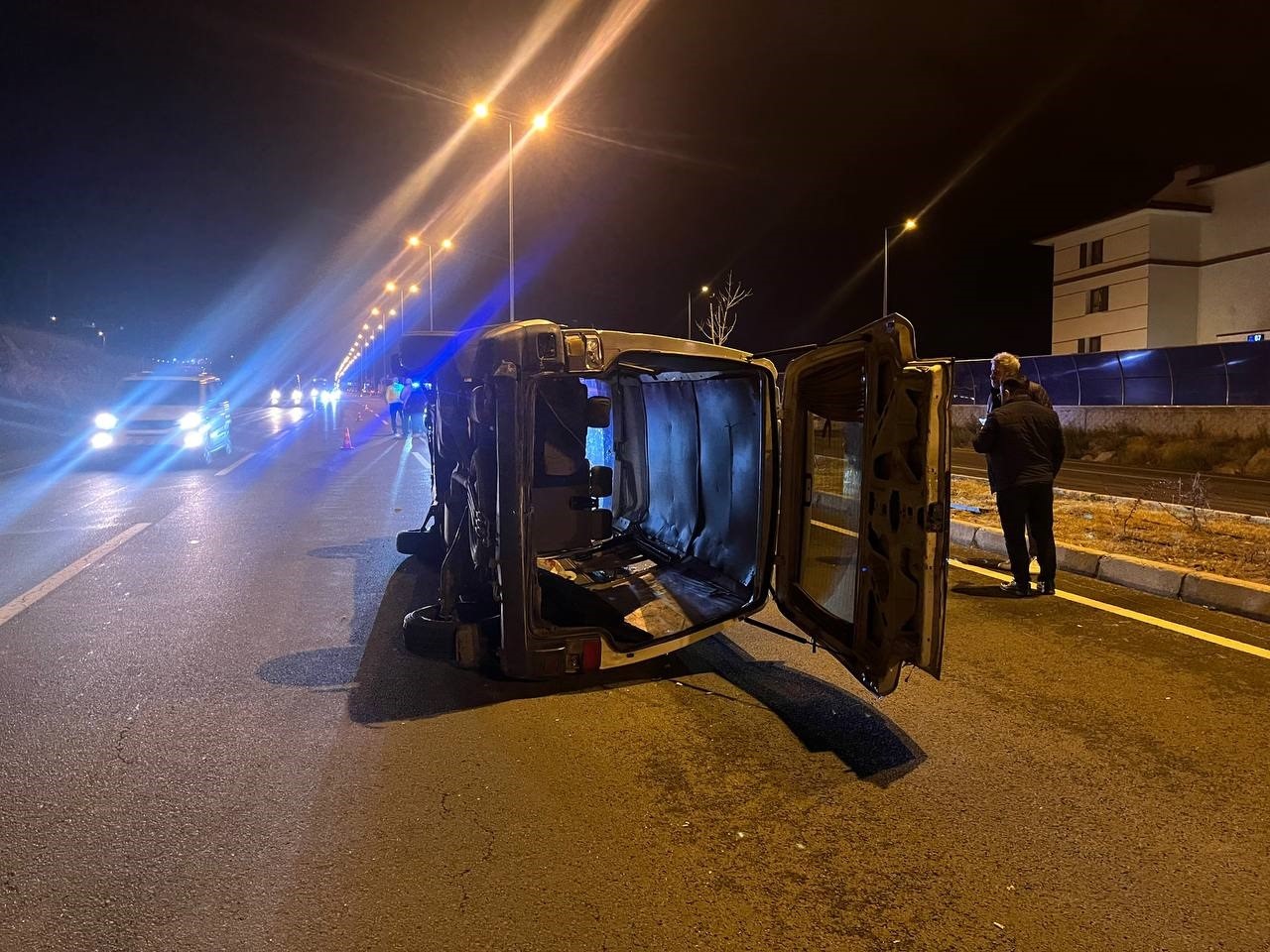 Köpeğe çarpan minibüs yan yattı: 2 yaralı
