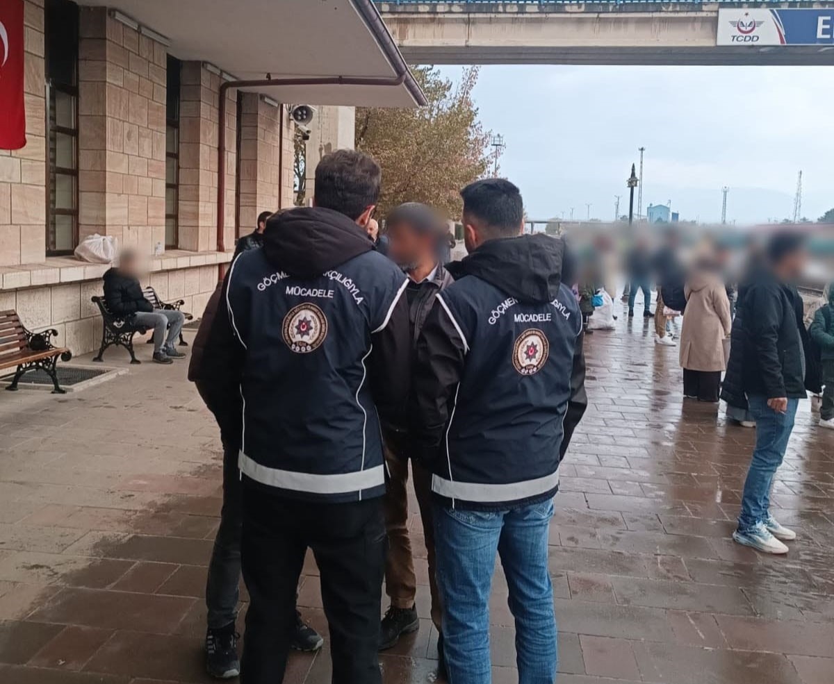 Erzincan&rsquo;da d&uuml;zensiz g&ouml;&ccedil;menlere ge&ccedil;it verilmiyor
