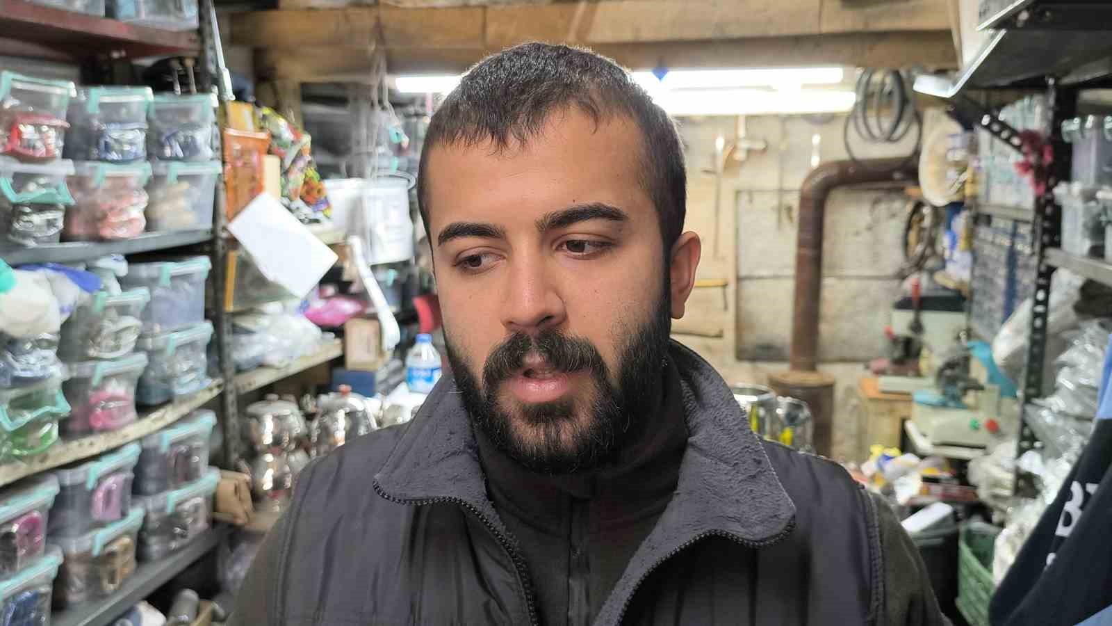 Ziraat m&uuml;hendisi, babasından &ouml;ğrendiği bı&ccedil;ak&ccedil;ılıkla hayatını s&uuml;rd&uuml;r&uuml;yor
