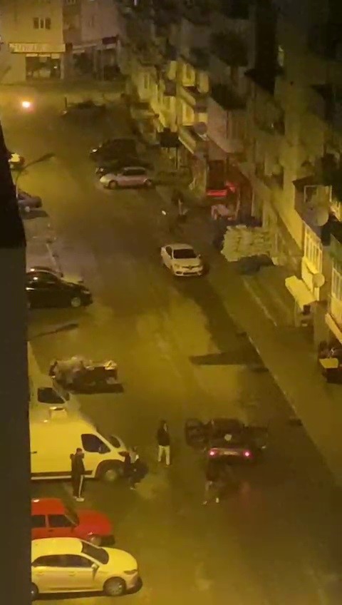Sokak ortasında pompalı t&uuml;fekle rastgele ateş ettiler
