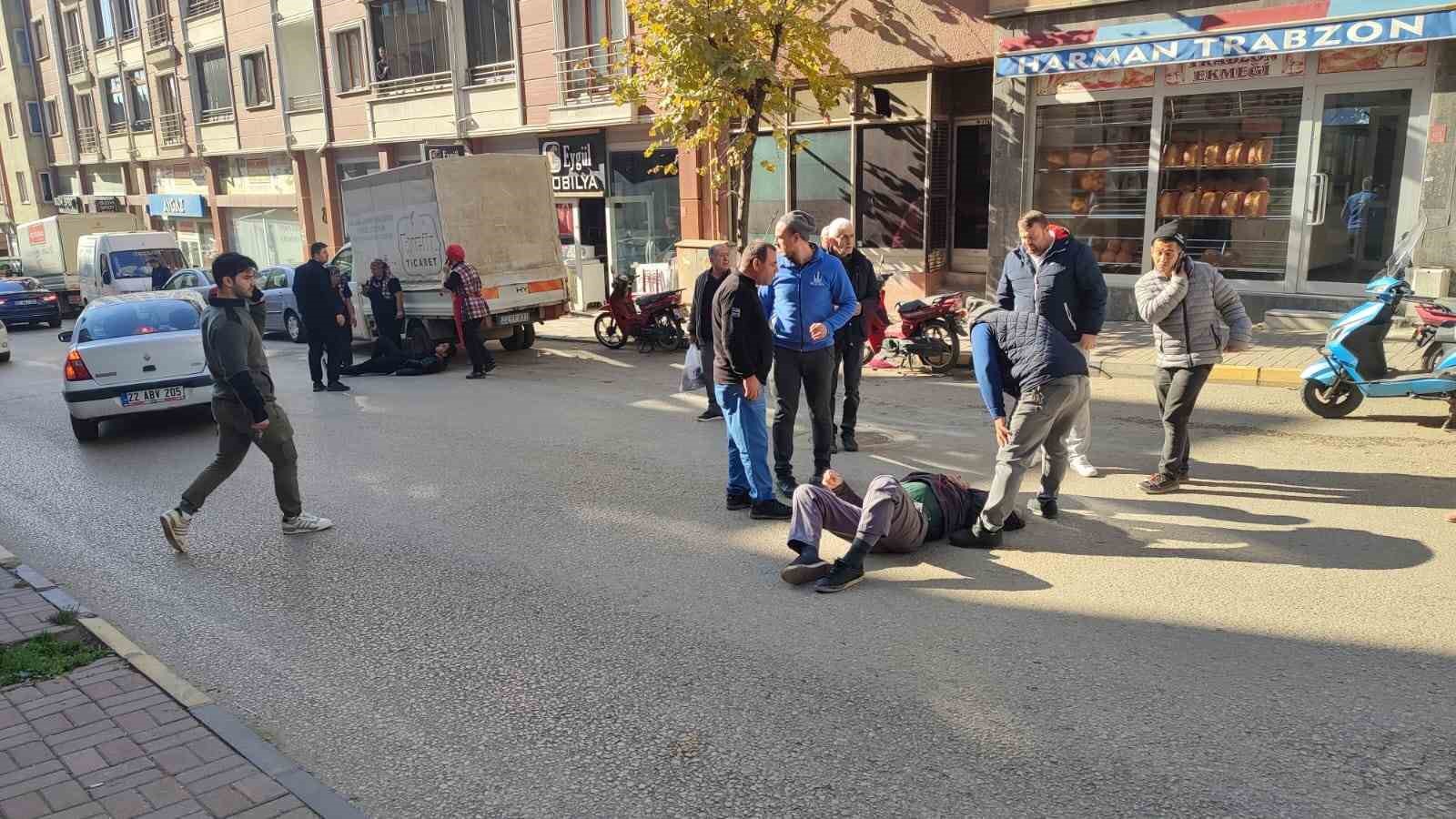 Motosikletin yayaya &ccedil;arptığı kazada 1&rsquo;i ağır 3 kişi yaralandı
