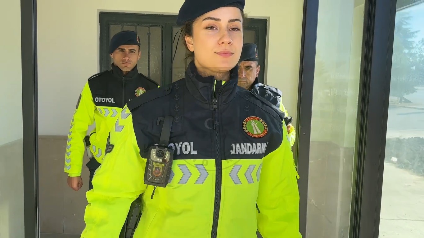 Edirne jandarması, yeni teslim aldığı 11 araç, 2 motosiklet ve yeni atanan 81 otoyol personeli ile görev başında
