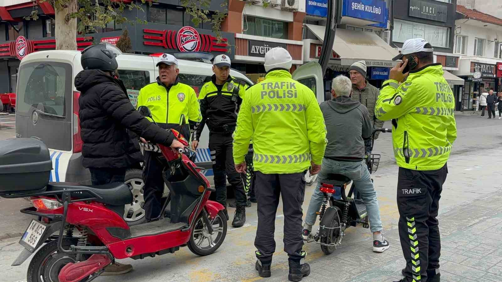 Polis, girilmesi yasak olan caddeye giren s&uuml;r&uuml;c&uuml;lere g&ouml;z a&ccedil;tırmadı
