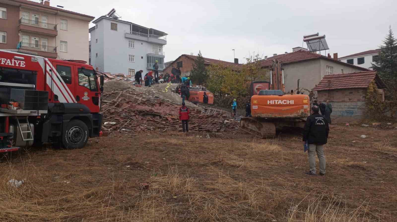 Enkaz altında kalan kepçe operatörünü kurtarma çalışmaları devam ediyor