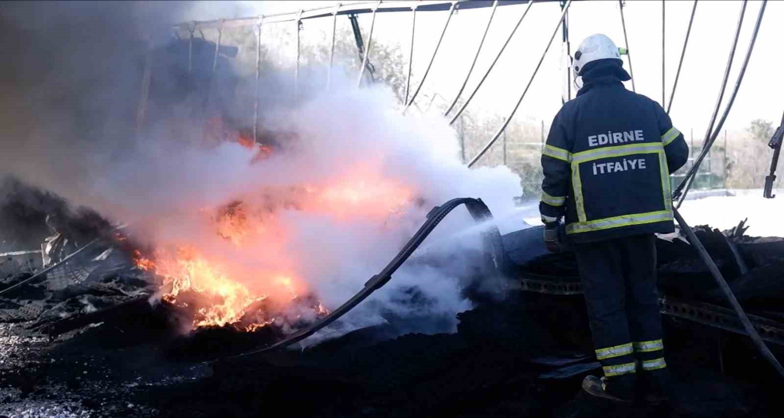 Yangında alev topuna d&ouml;nen tır kullanılamaz hale geldi
