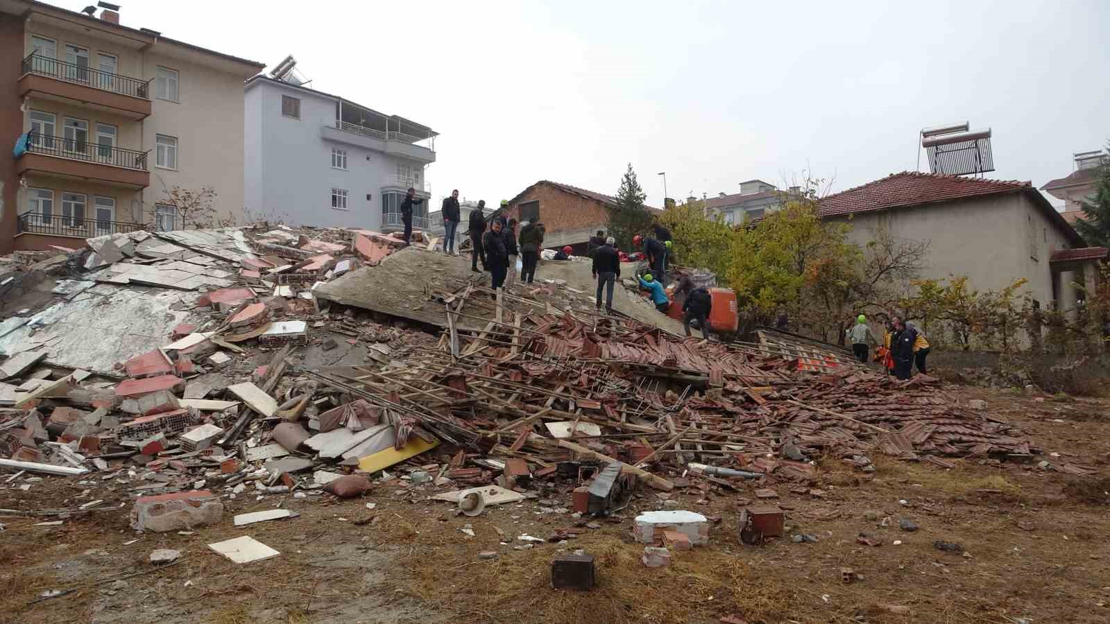 Malatya&rsquo;da yıkım esnasında enkaz altında kalan operat&ouml;r kurtarıldı
