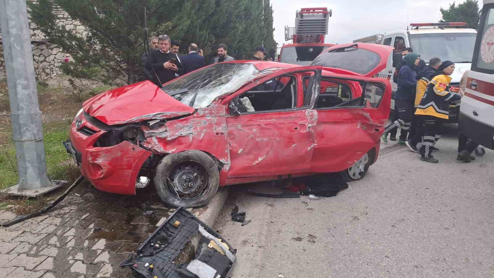 Karabük’te otomobil aydınlatma direğine çarptı: 1’i ağır 3 yaralı