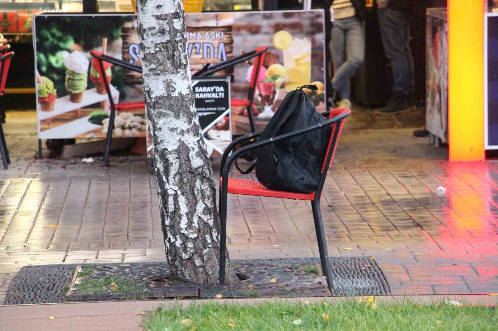 Kafede ş&uuml;pheli &ccedil;anta paniği
