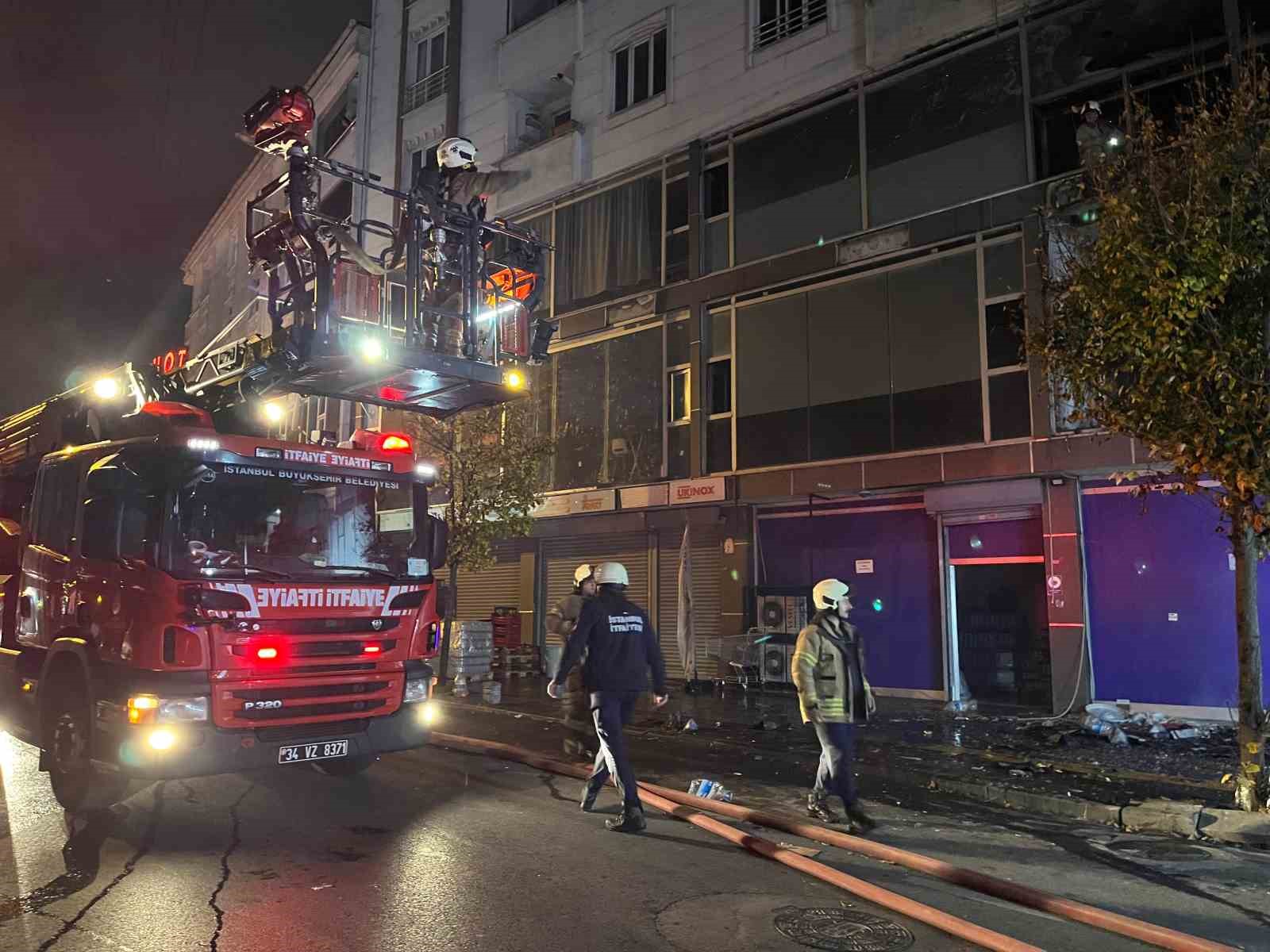 Esenyurt’ta tekstil atölyesinde yangın: Dumandan etkilenen şahsa dakikalarca kalp masajı yapıldı
