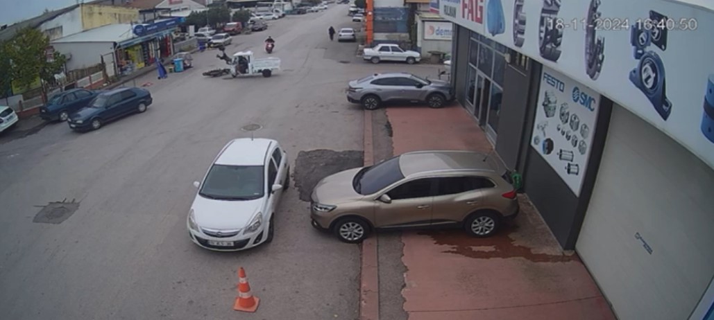 Balıkesir&rsquo;de motosiklet &uuml;&ccedil; tekerlekli motorlu bisikletle &ccedil;arpıştı: 2 yaralı
