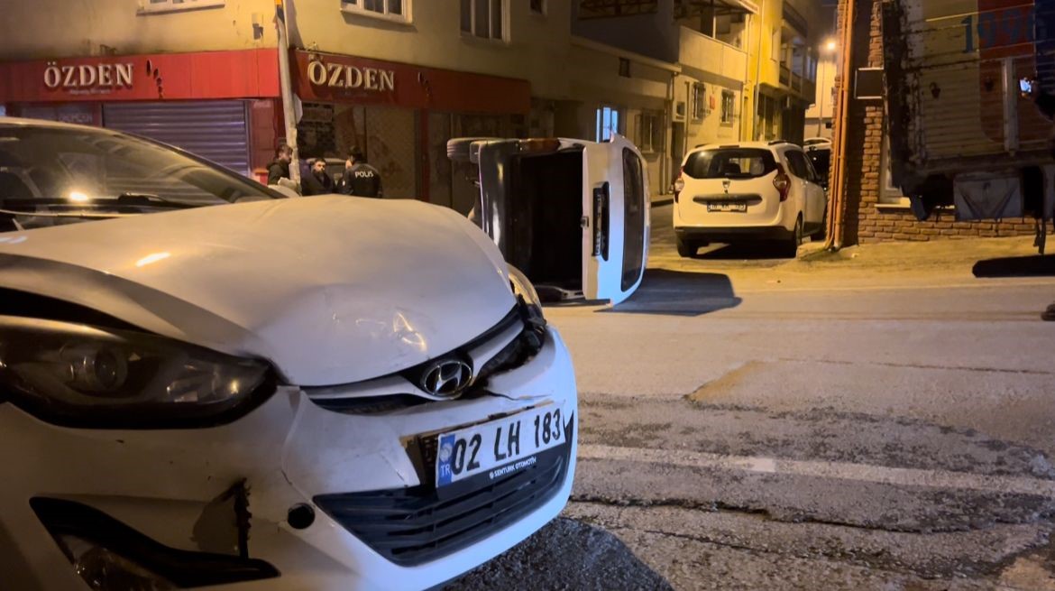 Bursa’da iki araç kafa kafaya çarpıştı: 3 yaşındaki bebek yaralandı
