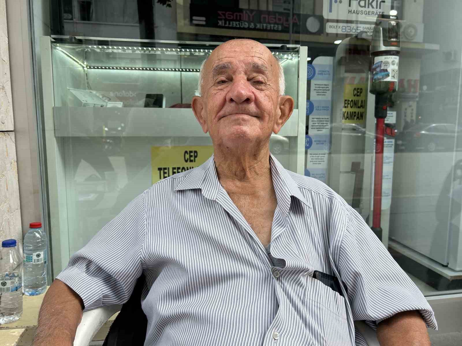 90 yaşındaki adam, 70 yıldır plak ve CD satarak mesai yapıyor