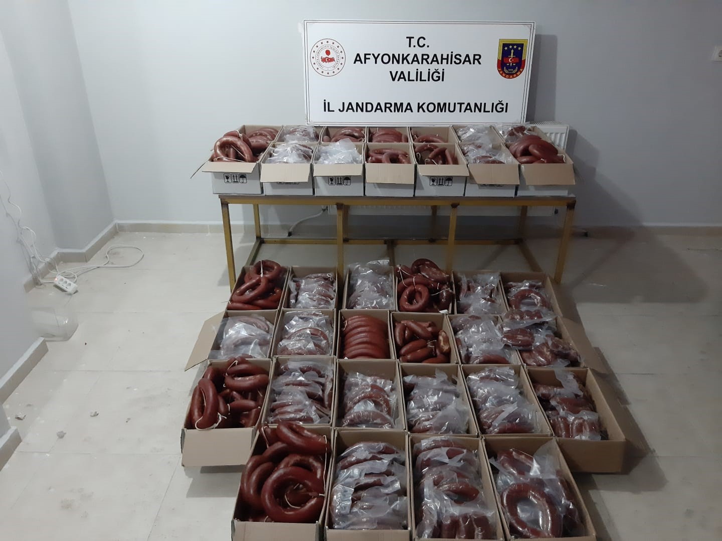 Jandarma bozulmuş ve etiketi değiştirilmiş 214 kilogram sucuk ele geçirdi