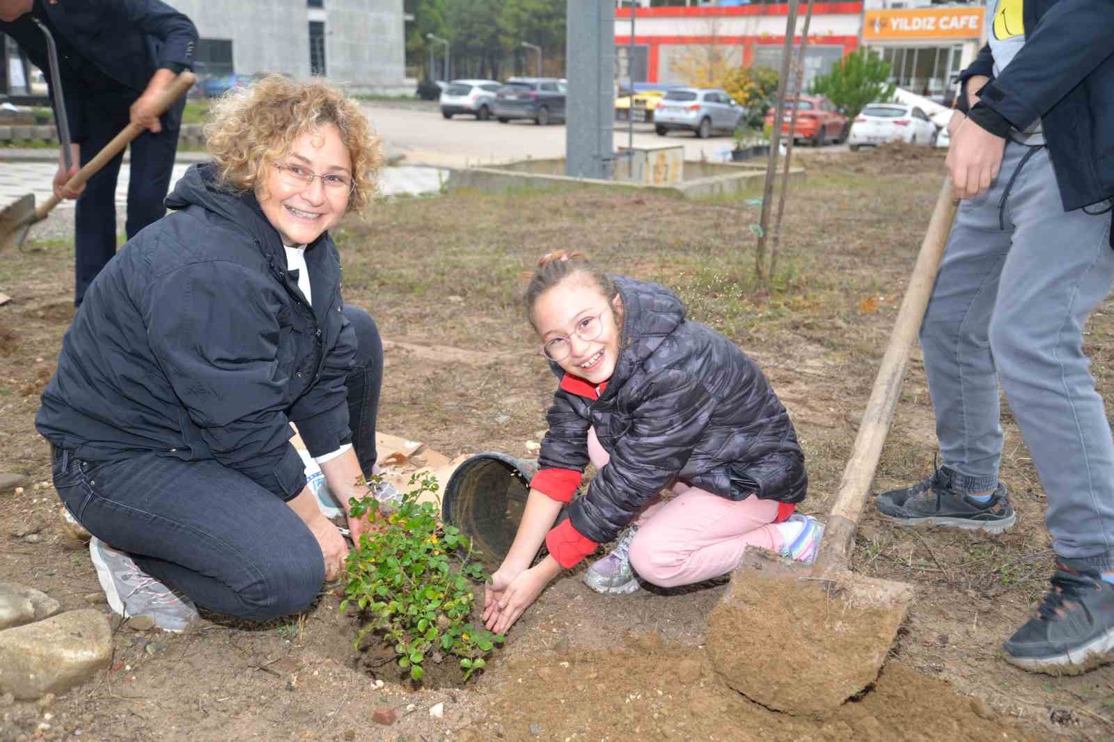 BUÜ’de ağaçlandırma çalışmaları devam ediyor
