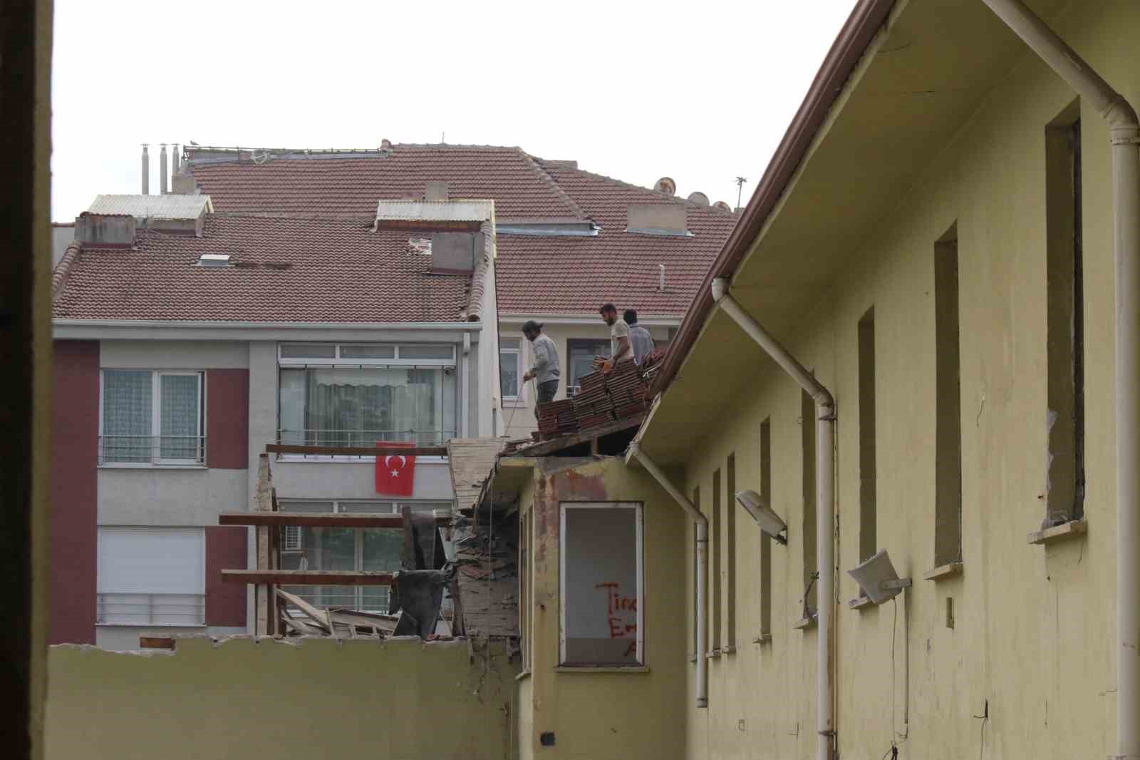 İHA’nın haberinden sonra uyuşturucu yuvasına dönen okulun yıkımına başlandı
