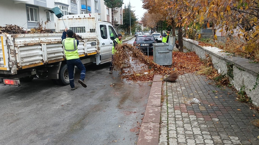 Kütahya’da sonbahar temizliği, belediye ekipleri sahada
