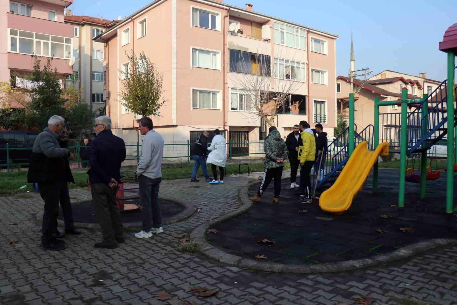 Çocuk parkında başından vurulmuş halde ölü bulundu
