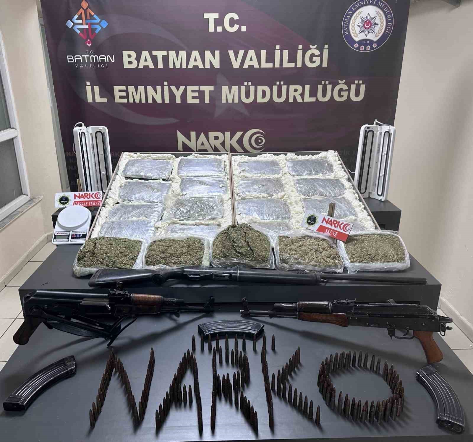 Batman’da 3 adreste yapılan aramada yüklü miktarda uyuşturucu ve mühimmat ele geçirildi: 4 kişi tutuklandı