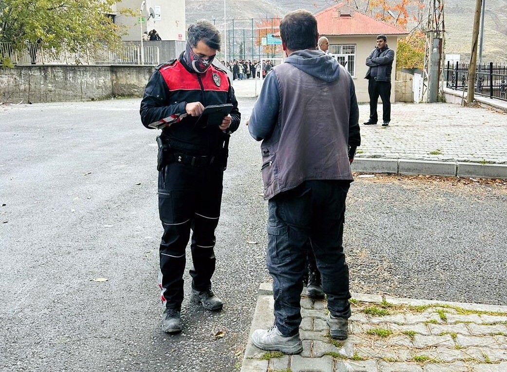 Bitlis’teki okul çevrelerinde sıkı denetim
