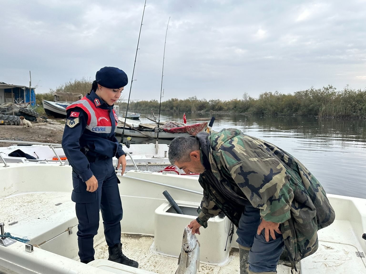 Jandarma Bafa Gölü’nde denetimlere devam ediyor
