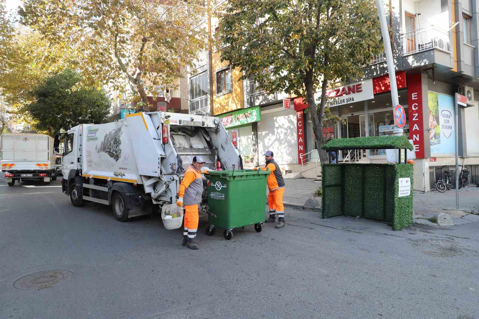 Sultangazi’de &quot;Çöpler Konteynere&quot; uygulaması başlatıldı