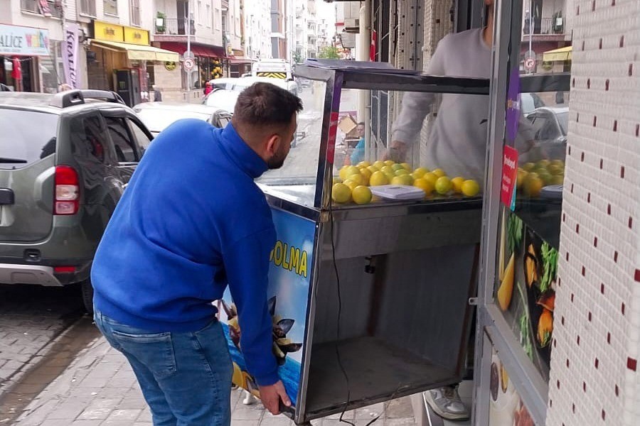 Efeler’de kaldırımlar işgalden arındırılıyor