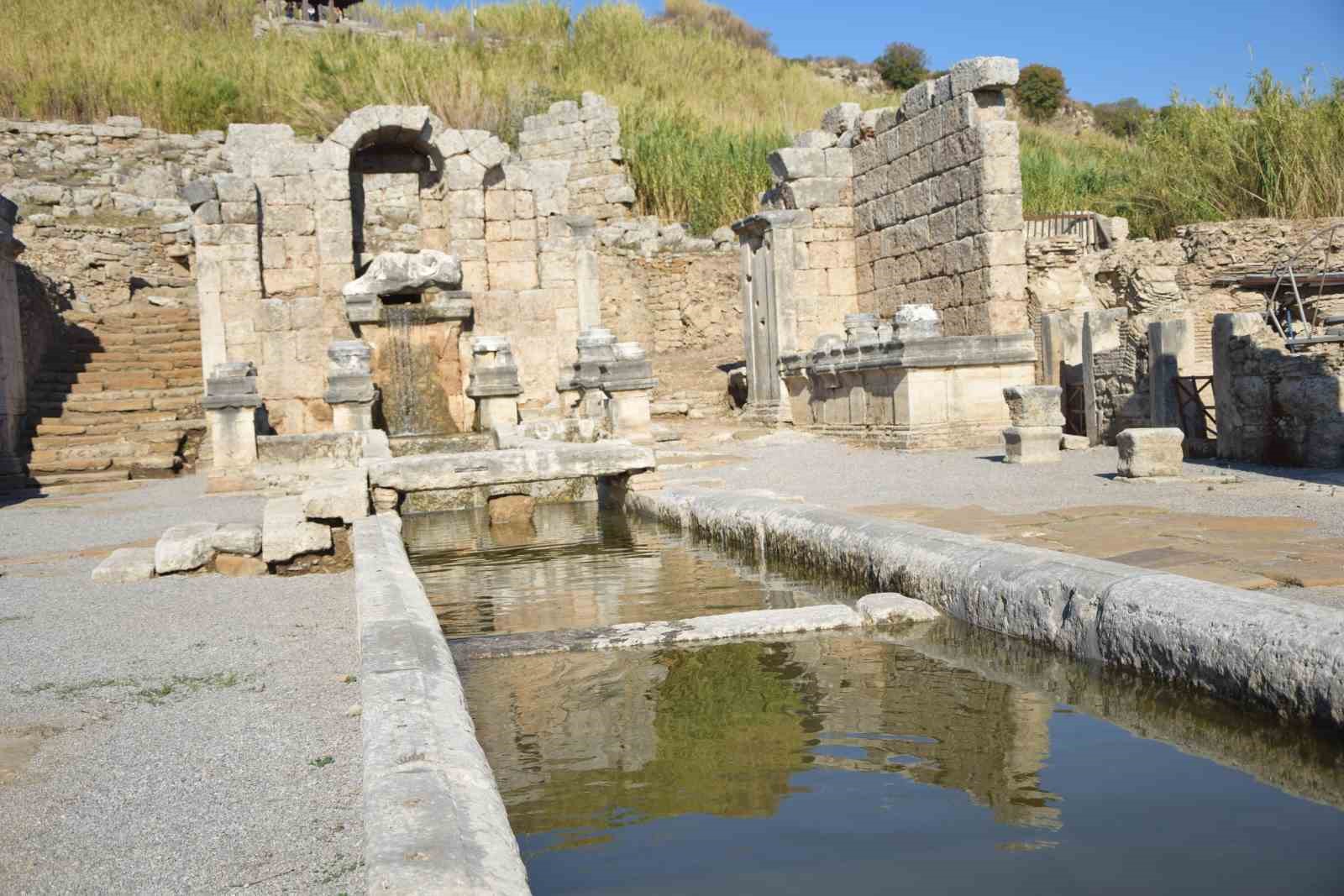 Perge Antik Kenti’ndeki çeşmeden 1800 yıl sonra su akmaya başladı
