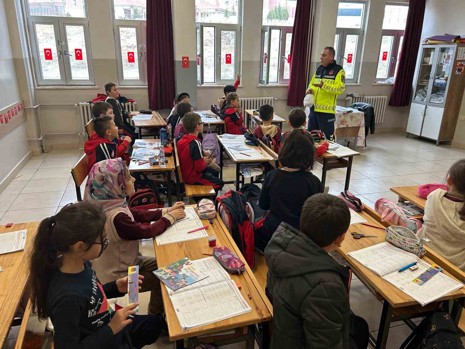 K&uuml;tahya&rsquo;da &ouml;ğrencilere trafik g&uuml;venliği eğitimi verildi
