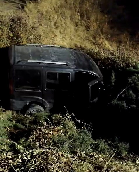 Hafif ticari ara&ccedil; şarampole yuvarlandı: 2 yaralı
