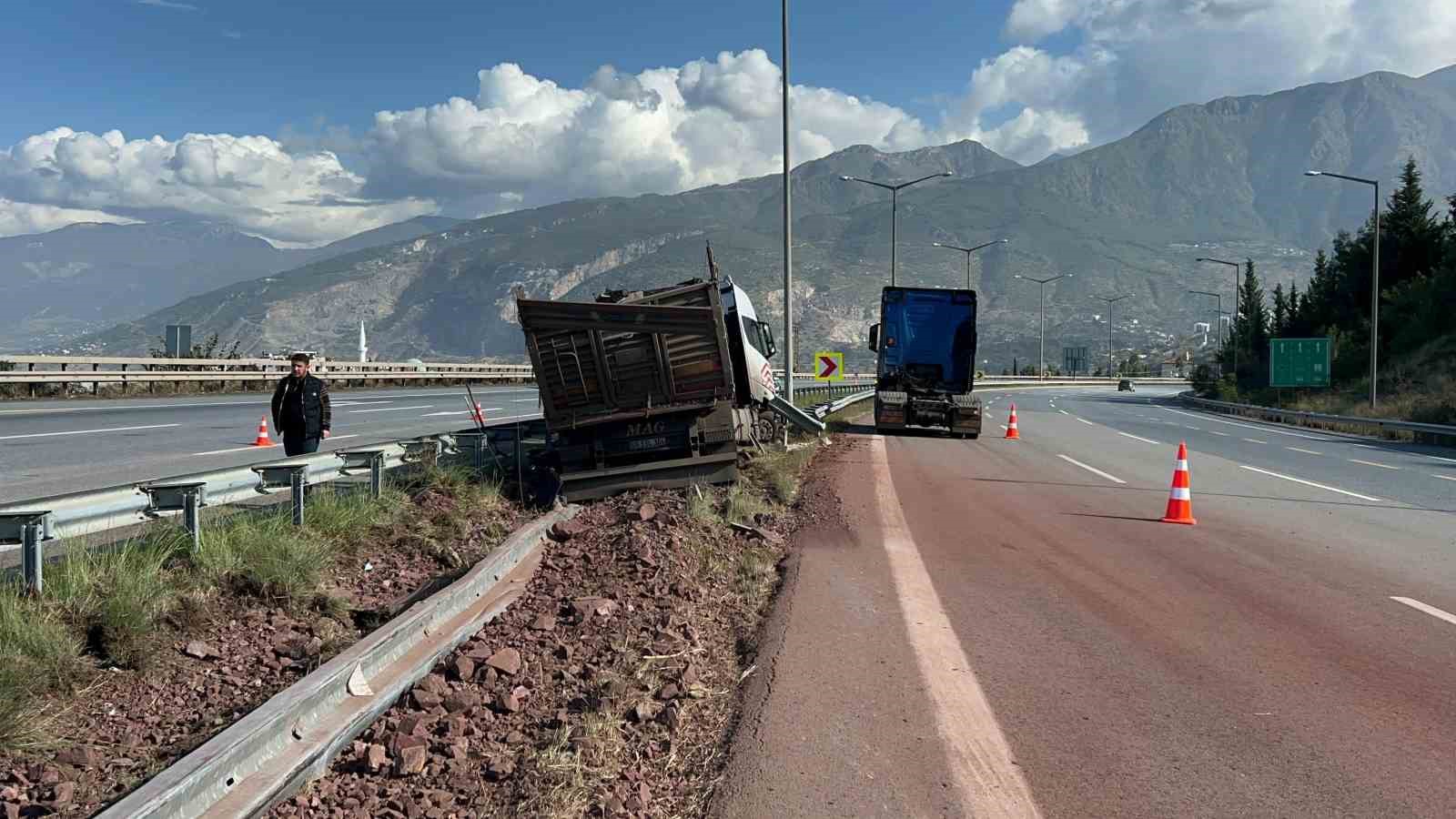 Hatay’da bariyere çarpan kamyon sürücüsü yaralandı