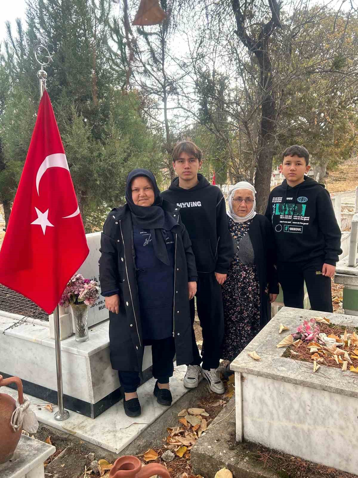 Orman şehidi &Ccedil;okgezen mezarı başında anıldı
